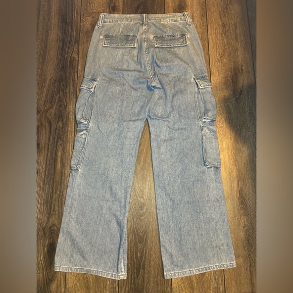 GUESS Cargo Jeans 29x30 – Light Wash Denim, Multi-Pocket, Zipper Detail - Picture 4 of 13